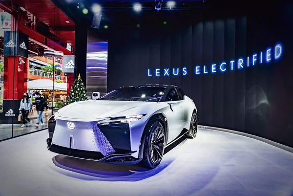 Lexus全新電動概念車現身台北信義區　超囂張外觀讓網友驚呆了（圖／翻攝自Lexus）