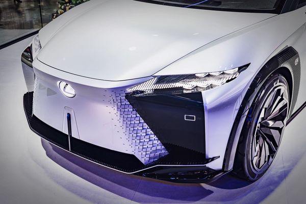 Lexus全新電動概念車現身台北信義區　超囂張外觀讓網友驚呆了（圖／翻攝自Lexus）