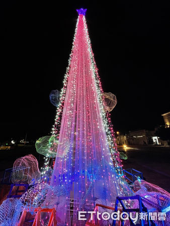 ▲高達8米半的粉紅聖誕樹，佇立在鐵花村人行步道口。（圖／記者楊漢聲翻攝）