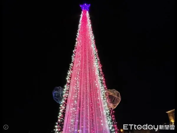 ▲高達8米半的粉紅聖誕樹，夜晚燈亮如夢浪漫，佇立在鐵花村人行步道口。（圖／台東縣政府提供，下同）