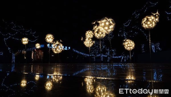 ▲高達8米半的粉紅聖誕樹，夜晚燈亮如夢浪漫，佇立在鐵花村人行步道口。（圖／台東縣政府提供，下同）