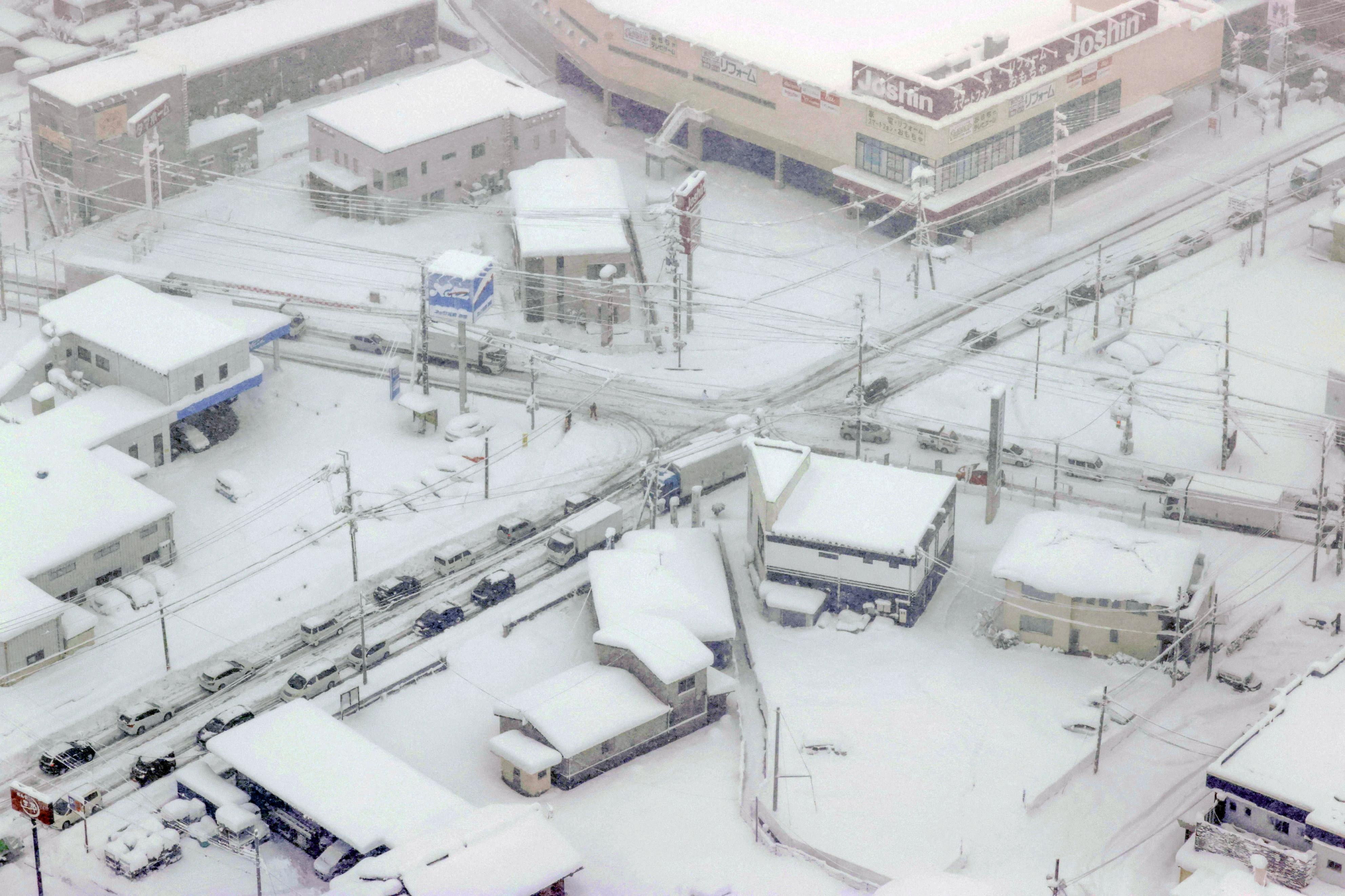 ▲▼日本大雪,日本暴雪,交通大打結。（圖／路透）