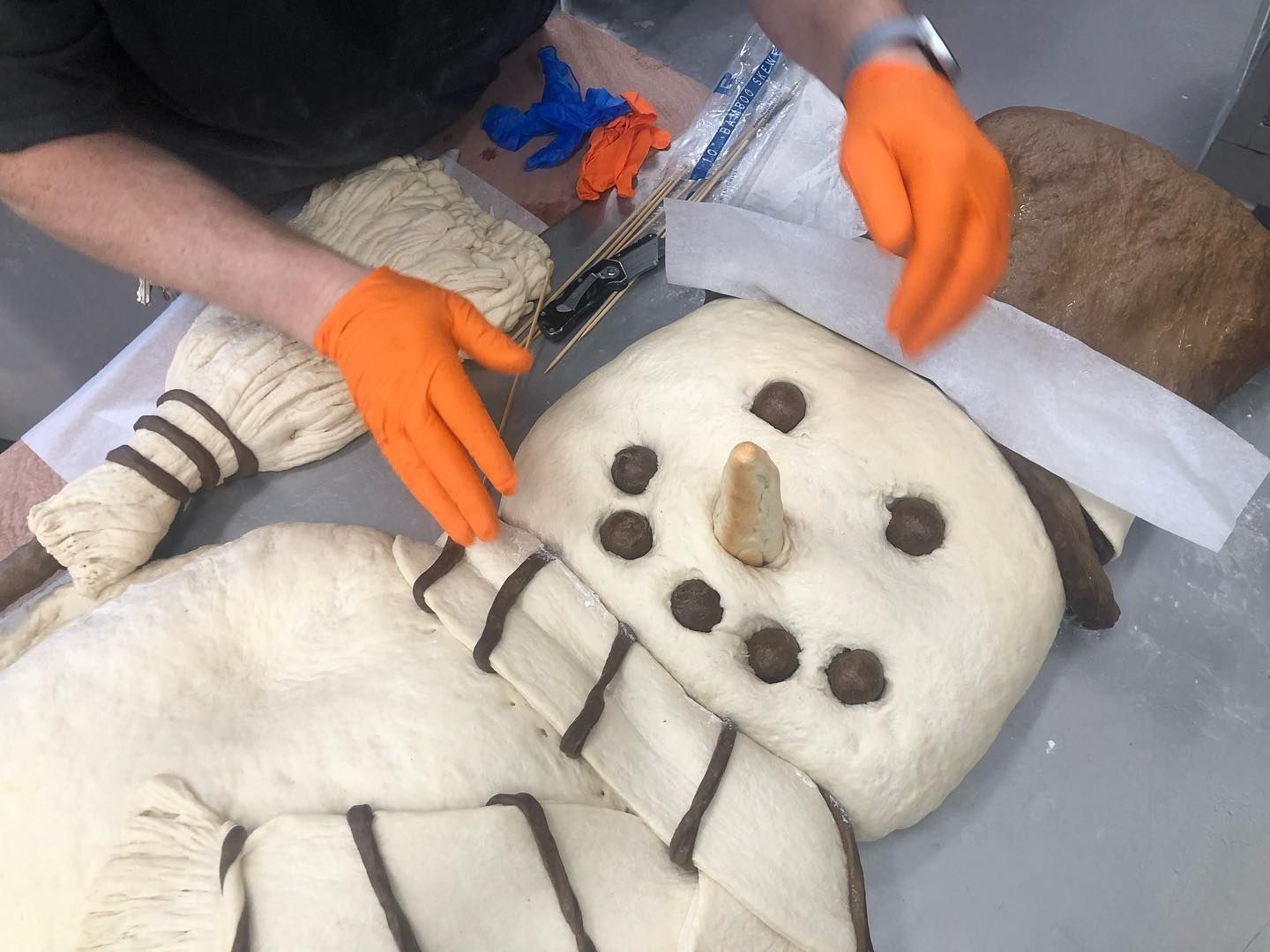 ▲▼巨型雪人麵包。（圖／翻攝自Facebook／Mancini`s Bakery）