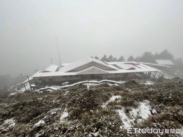 ▲嘉明湖山屋與營地下冰霰。（圖／記者楊漢聲翻攝）