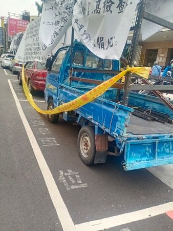 ▲網友PO文中西區府前路一段台灣銀行前停車格有車輛遭砸毀，市警二分局警方到場查獲32歲盧姓男子在砸車。（圖／翻攝自臉書台南大小事，下同）