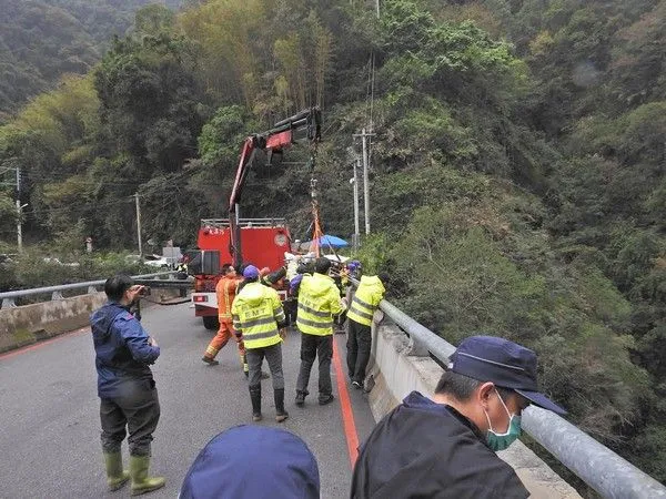▲男子躺在橋下溪床身亡