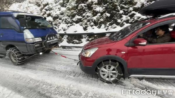 ▲合歡山降雪湧近4000人追雪，路滑4件車禍掃遊興。（圖／民眾提供）