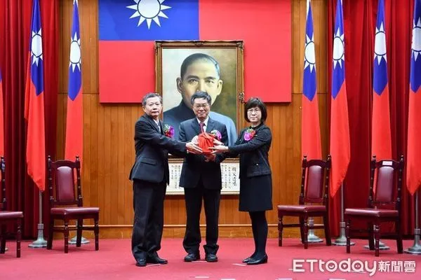 ▲吳進寶（左）卸任屏東地方法院長職務，由李淑惠接任（右）             。（圖／屏東地方法院提供，下同）