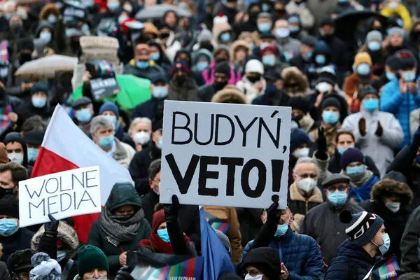▲▼波蘭群眾抗議新的媒體法案影響媒體自由。（圖／路透）