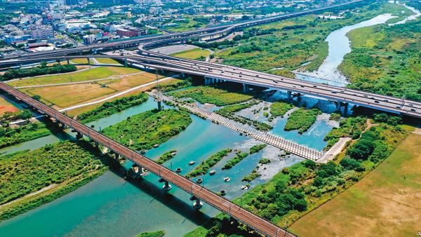 頭前溪是大新竹境內最重要河川，左右二岸分別是竹市、竹縣。（翻攝文化部官網）