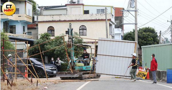 陳英治表示，陳氏宗祠旁的私有地被苗栗縣府以「既成道路」強占，本月20日苗栗縣頭份市公所還來拆除柵欄。（圖／趙世勳攝）