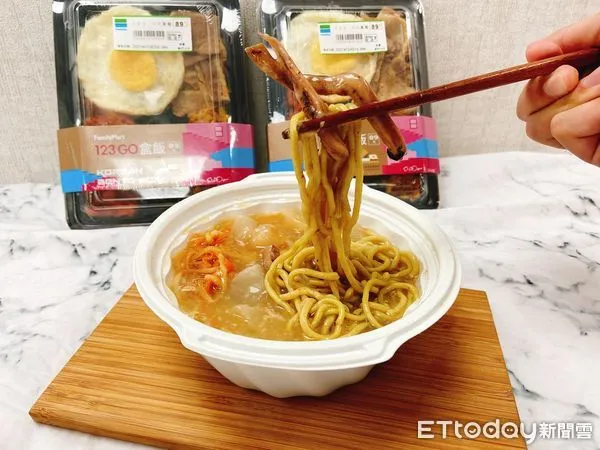 ▲▼全家開賣魷魚羹麵、魷魚飯糰 。（圖／業者提供）