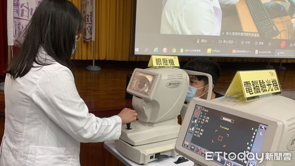 ▲臺大醫院雲林分院今日舉辦首創「雲林智慧醫療區域聯防-遠距眼科記者會」，現場模擬演練眼科實際照會情形，全國首創遠距眼科急診聯合值班與照會制度，開創臺灣醫療模式的新局面。（圖／記者蔡佩旻攝）