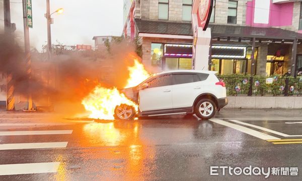 ▲桃園市趙姓男子27日清晨開車上班，途經八德區長興路時察覺引擎冒煙，查看時車頭瞬間冒出大火。（圖／記者沈繼昌翻攝）