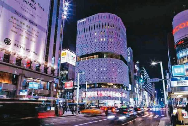 六本木是日本東京最繁華的地方，國內許多開發案皆以此為標竿。