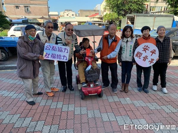 ▲台南安平觀音亭主委高歡喜，與安平區長蕭泰華及里長們共同關懷訪視里內弱勢獨居長者，致贈慰問金。（圖／記者林悅翻攝，下同）