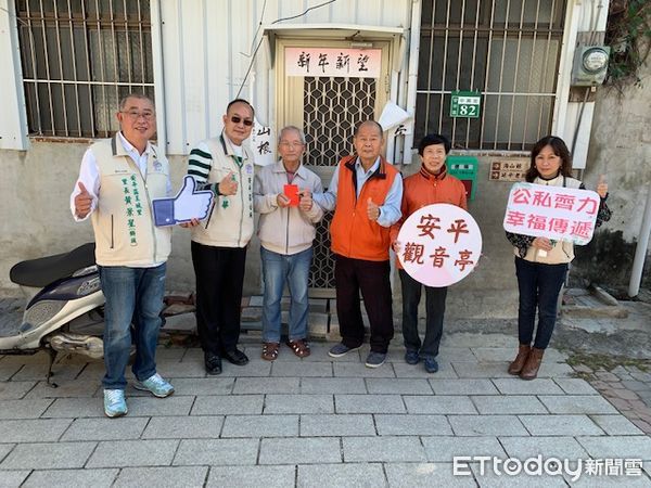 ▲台南安平觀音亭主委高歡喜，與安平區長蕭泰華及里長們共同關懷訪視里內弱勢獨居長者，致贈慰問金。（圖／記者林悅翻攝，下同）