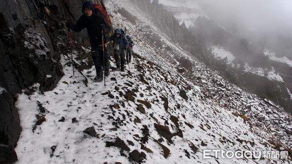 ▲5人登山隊因路況不佳而停留中途點，卻因禍得福欣賞到大霸尖山冬季的美景。（圖／歐陽台生提供，下同）