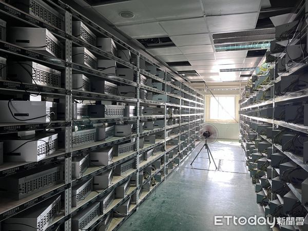 ▲▼3名虛擬貨幣熱衷者集資2.5億，打造8百台礦機的礦場，每月獲利約10%。（圖／記者邱中岳攝）
