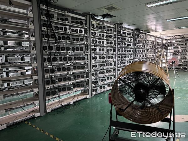 ▲▼3名虛擬貨幣熱衷者集資2.5億，打造8百台礦機的礦場，每月獲利約10%。（圖／記者邱中岳攝）