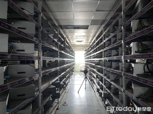 ▲▼3名虛擬貨幣熱衷者集資2.5億，打造8百台礦機的礦場，每月獲利約10%。（圖／記者邱中岳攝）