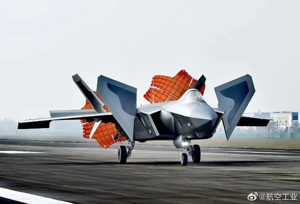 ▲▼殲-20在2021年的「最後一飛」。（圖／翻攝自微博／航空工業）