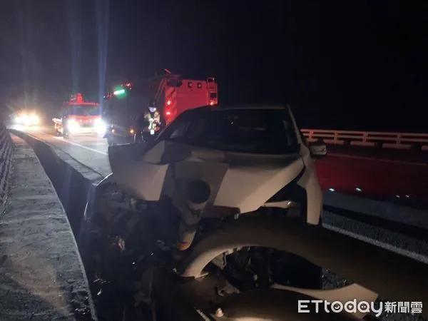 ▲▼白色小自客撞上同側護欄，撞擊力道強大，車頭凹陷，女駕駛經送醫仍不治。（圖／台東縣警察局提供，下同）