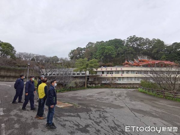 ▲苗栗警方29日前往獅潭協雲宮，為即將到來的櫻花季節進行交管協商。（圖／記者黃孟珍翻攝）