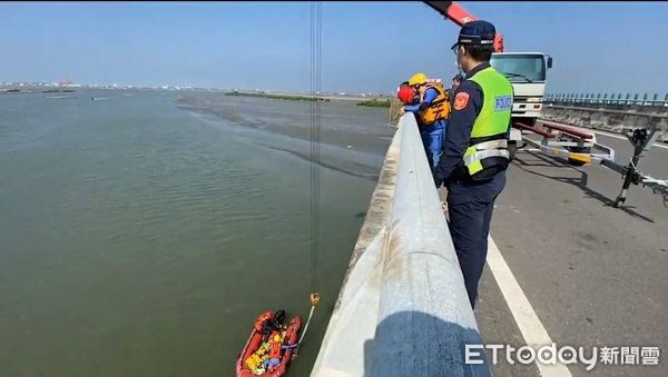 ▲▼台61西濱快速道路外包廠商員工跌入海裡。（圖／記者翁伊森翻攝）