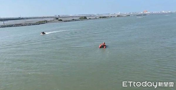 ▲▼台61西濱快速道路外包廠商員工跌入海裡。（圖／記者翁伊森翻攝）