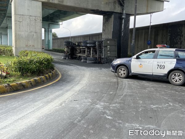 ▲▼砂石車過彎翻車，淤泥阻礙交通             。（圖／記者陳以昇翻攝）