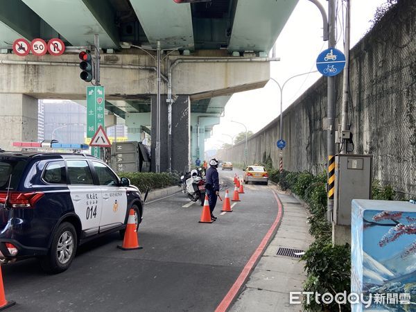 ▲▼砂石車過彎翻車，淤泥阻礙交通             。（圖／記者陳以昇翻攝）