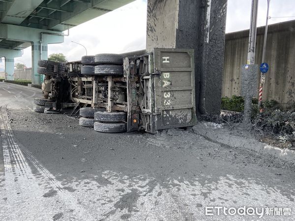 ▲▼砂石車過彎翻車，淤泥阻礙交通             。（圖／記者陳以昇翻攝）