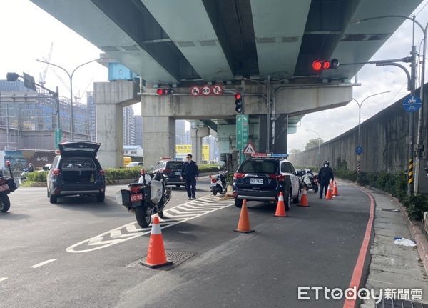 ▲▼砂石車過彎翻車，淤泥阻礙交通             。（圖／記者陳以昇翻攝）