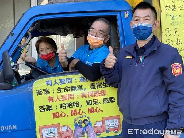 ▲林波夫婦用「環島饅頭」送愛心，埔里分局是全國第一個受惠的警察機關。（圖／記者高堂堯翻攝）