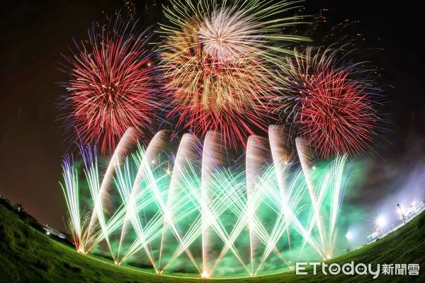 ▲台南「好YOUNG跨年演唱會」，將施放跨年煙火，在夜空璀璨綻放讓歌迷一飽眼福。（圖／喃虹映務提供，下同）