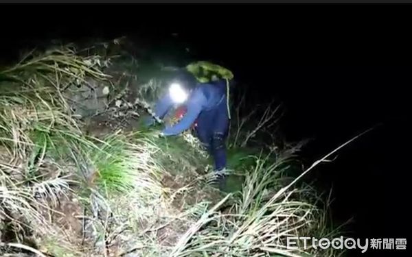 ▲▼ 廖姓山友受困峭壁進退不得，消防人員在峭壁上尋獲他。（圖／哈勇嘎奧翻攝）