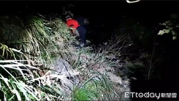 ▲▼ 廖姓山友受困峭壁進退不得，消防人員在峭壁上尋獲他。（圖／哈勇嘎奧翻攝）