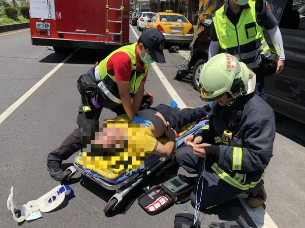 ▲▼宜蘭消防員以自動心肺復甦機、即時心電圖機等救命神器，搶救院前無生命徵象患者成功率創新高。（圖／記者游芳男翻攝，下同）