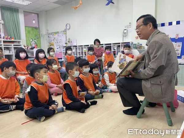 ▲中華醫事科技大學幼保系鄭博真教授與童心文創合作，舉辦送繪本到偏鄉迎新春。（圖／記者林悅翻攝，下同）