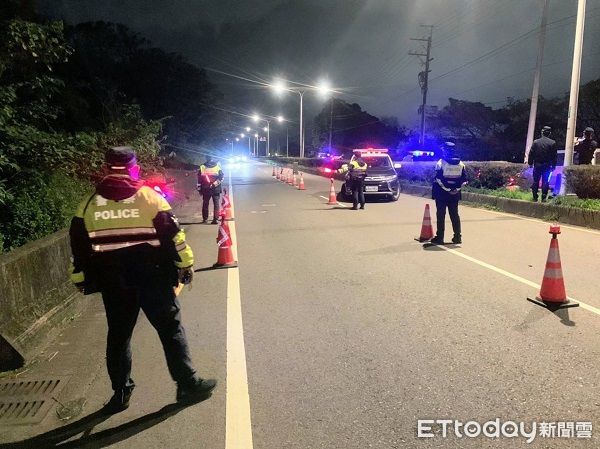 ▲▼提高取締的強度及密度，將以優勢警力執行封鎖式路檢及加強機動巡邏攔檢期杜絕酒駕。（圖／大園警分局提供）