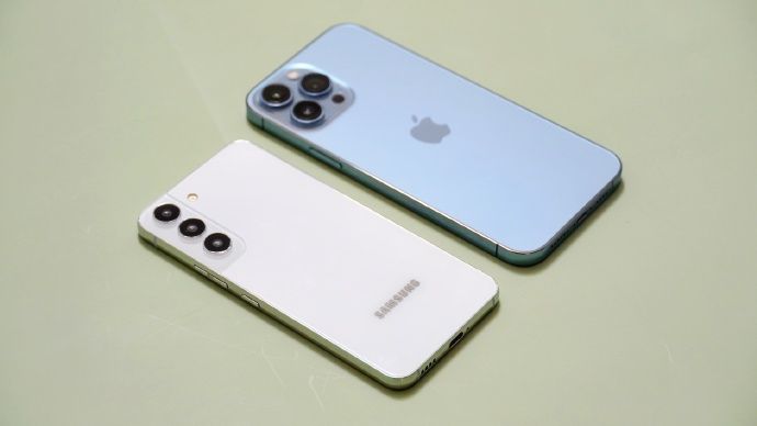 ▲三星S22跟iPhone 13 Pro Max對比。（圖／翻攝自微博／i冰宇宙）