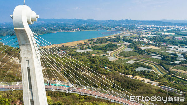 ▲崗山之眼園區以天空廊道為主角，走在上頭向下眺望，視野十分遼闊。（圖／記者許宥孺翻攝）