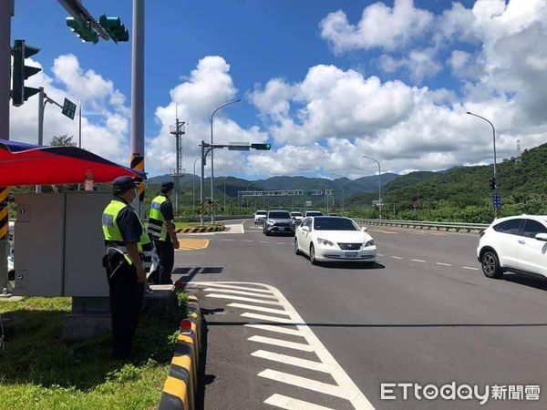 ▲▼台東警方於元旦連假期間，針對南迴公路採取多項交通管制措施，疏導車潮。（圖／台東縣警察局提供，