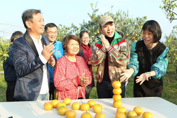 ▲王中平邀請陳美鳳、亞美將一起逛茂谷柑果園（圖／民視提供）