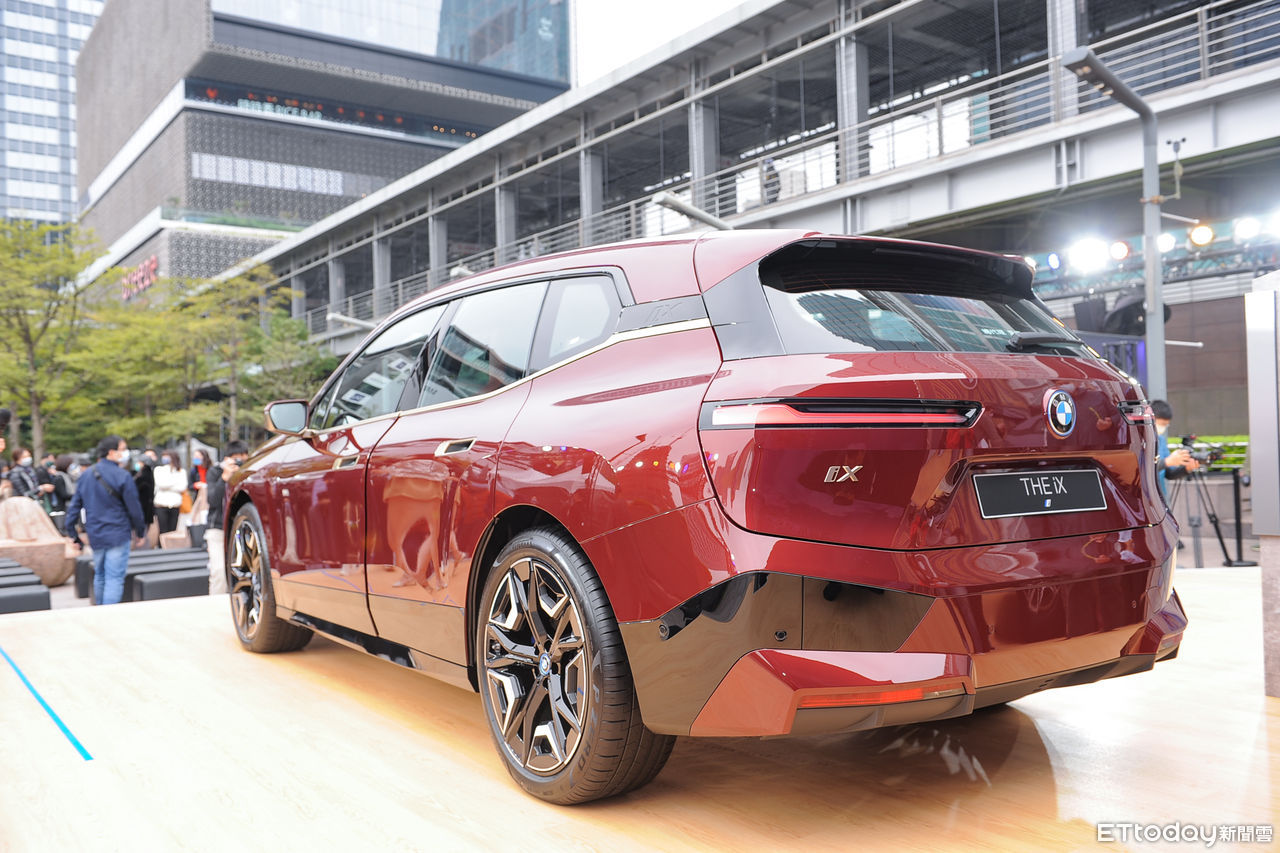 ▲BMW iX電動休旅320萬起上市。（圖／記者林鼎智攝）