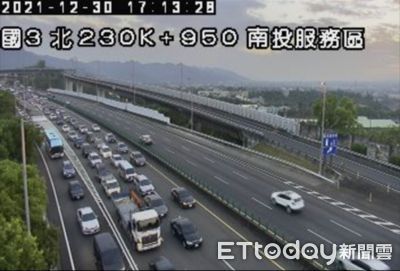 快訊／國3南投路段4車連環撞1人送醫　車流回堵5公里