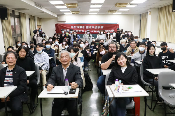 ▲17LIVE台灣暨東南亞品牌及企業溝通部副總凃佩君(中左)、資傳傑出系友黃暐凱(左二)、陳清河副校長(中右)、新聞傳播學院胡光夏院長(右二)、資傳系阮明淑主任(右一)及資傳系莊道明教授(左一)大讚學生創意。（圖／陳文馨攝）