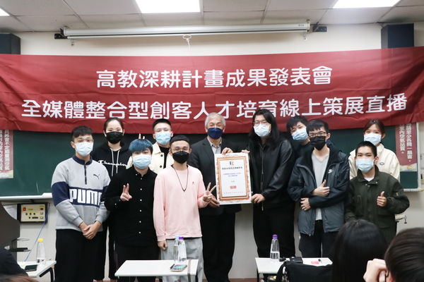 ▲陳清河副校長教授頒發優勝獎給文化大雜燴組。（圖／陳文馨攝）