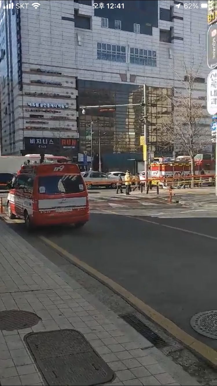 ▲▼大樓地下停車場梁柱毀損，導致周遭道路出現天坑。（圖／翻攝自論壇theqoo）